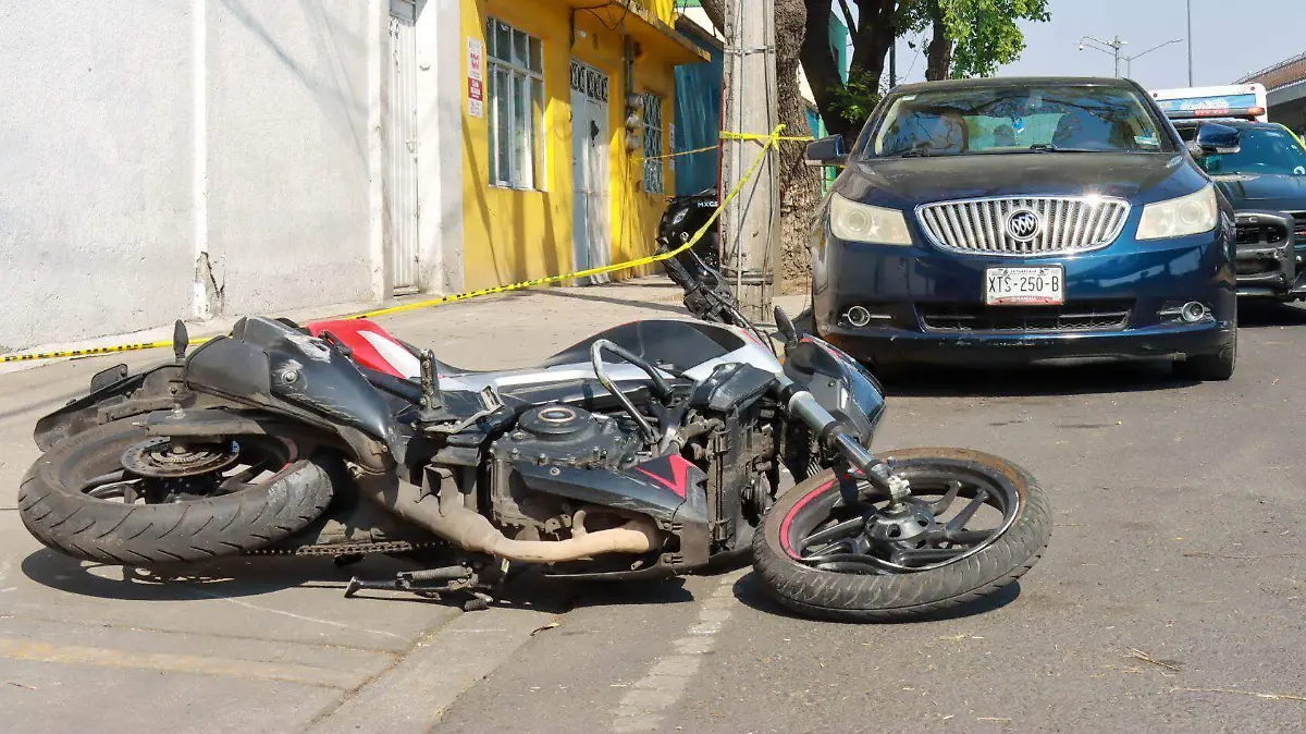 1016605_Motociclista Choca vs Taxi_web